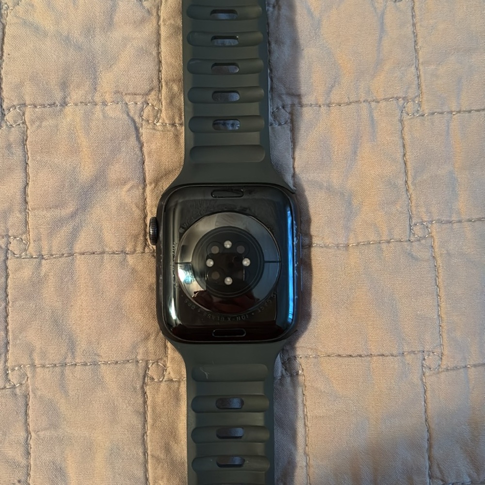 Apple Watch Series 6 with green sport band - Picture 2 of 4